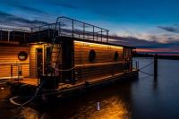 Hausboot Fjord POLARIS mit Biosauna in Barth - Chambres d’hôtes Barth