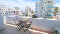 Coastal Getaway: 2 Apartments for up to 14 guests! Light-flooded and Spacious - Chambres d'hôtes Larnaca