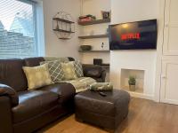 B&B Swansea - Pass the Keys 126 Merlin Cresent Newly Refurbished Family Home - Bed and Breakfast Swansea