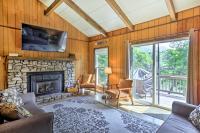 Lake Santeetlah Escape w/ Kayaks, Boat Slip & More - Chambres d'hôtes Robbinsville