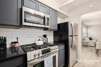 B&B Austin - Walk to Restaurants or Cook in Subway Tile Kitchen - Bed and Breakfast Austin