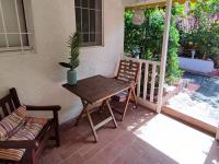 B&B Marigot - Appartement entier: chambre, cuisine + terrasse au calme sur jardin. - Bed and Breakfast Marigot