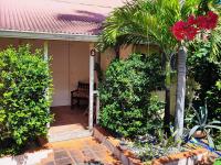 Appartement entier: chambre, cuisine + terrasse au calme sur jardin. - B&B Marigot