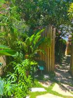 Casa d'Aroeira Residencial Boutique - Centro de Juqueí - Perto de Tudo - 2 quadras do Mar - Serviço de Praia - Roupa de Cama 600 fios algodão Egípcio - Tudo Novo - Estacionamento Interno - Cozinha - Consulte unidades com Ofurô Hidro e Cromoterapia - Bed and Breakfast Juqueí