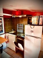 Résidence CAENEE, le dépaysement Naturiste en été avec l'atypique studio climatisé "vintage" en sous pente, sa "paillote" avec jacuzzi, entouré de verdure, planchagrill, transats, vélos gratuits, wifi 5G, Travel Proud LGBTQI, chiens admis - B&B