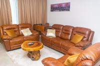 B&B Accra - Luxury 2 Bedroom Apartment with Huge Balcony , Pool, Gym at Tribute House - Bed and Breakfast Accra
