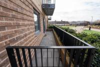 Newly Built Spacious Apartment easily accessible to Luton Airport, Town centre and station - B&B