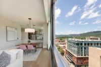 B&B Asheville - 'Panoramic Pack Square' A Luxury Downtown Condo with views of Pack Square Park at Arras Vacation Rentals - Bed and Breakfast Asheville