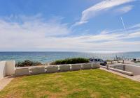 B&B Henley Beach South - Henley Beachfront Luxury Home With Private Pool, Spa And Sauna! - Bed and Breakfast Henley Beach South