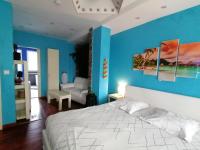 Zimmer mit Kingsize-Bett und Whirlpool