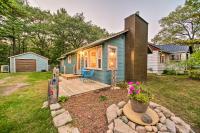 East Tawas Cabin with Deck, Backyard and Fire Pit! - Bed and Breakfast