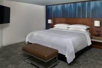 Suite mit 1 Schlafzimmer mit 1 Kingsize-Bett, Schlafsofa und Stadtblick