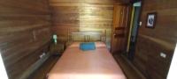 Zimmer mit Queensize-Bett und Gartenblick