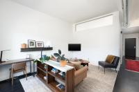 Skywalk to Fiserv 1BR with Rooftop, Gym, and Parking - Bed and Breakfast Milwaukee