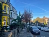 Self-contained flat on the 2nd floor you will share with one other guest, in a family house 2 minutes walk from TUFNELL PARK STATION 2nd floor with stairs - B&B