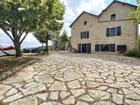 Bâtisse de charme et vue exceptionnelle entre Causses et Gorges du Tarn - B&B