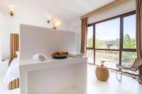 Zimmer mit Kingsize-Bett und Balkon