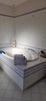 Zimmer mit Kingsize-Bett