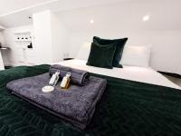 B&B Watford - SPACIOUS 3 Bed APARTMENT WITH EN-SUITES - Bed and Breakfast Watford