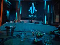 Smart Luxury Penthouse Suites - Private Sauna, Hot-Tub, Home Cinema at the best Location in Skopje - Chambres d'hôtes Skopje
