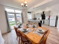 B&B Portsmouth - City Haven Luxurious 3-Bed Retreat - Bed and Breakfast Portsmouth