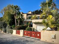 "La Villa Bali", en Bord de Mer à 5 mn des plages avec Piscine à cascade, Grand extérieur unique sur le thème de Bali - B&B
