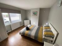 7 BR for 10 people in town - B&B Stornoway