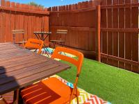 Quiet 2BR 2BA, Laundry, Wi-Fi, Near Shops & Restos - B&B