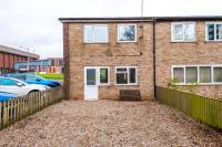 Spacious 3-Bed house in Chester by 53 Degrees Property, Ideal for Families & Professionals, FREE Parking - Sleeps 7 - Chambres d'hôtes Chester