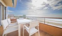 R143 Beachfront Apartment Dorianne - Bed and Breakfast