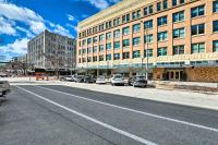 Walk to UNL Campus: Dtwn Lincoln Loft Apt! - B&B Lincoln