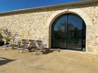 Château Bernon Gite 15 Personnes - piscine et SPA - Bed and Breakfast Queyrac