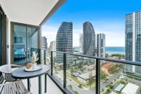 B&B Gold Coast - Elegant 2-Bed with Stunning Views, Pool, BBQ, Gym - Bed and Breakfast Gold Coast