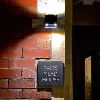 TAFFS MEAD HOUSE Central City Location, nr Stadium, Family Friendly! - B&B