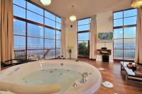 Red and White אדום לבן - B&B Amirim