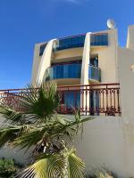 B&B Umm al-Quwain - 5 bedroom relaxing villa with sea view - Bed and Breakfast Umm al-Quwain