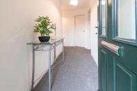 Large 2-Bedroom Bungalow near Airedale Hospital, Keighley, Convenient Location with Parking - Chambres d’hôtes