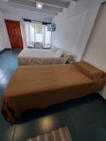 Estudio con cama grande adaptado para personas con movilidad reducida