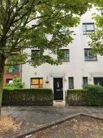 Cheerful 4-bedroom house with multiple car parking - B&B