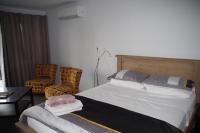 Studio with Queen Bed