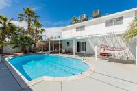 Spacious 5-Bedroom Retreat with Pool Minutes from the Las Vegas Strip - Chambres d’hôtes Las Vegas