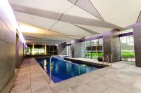 2BR CBD pad, city views, free parking, pool, gym - Ferienwohnung Melbourne