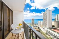 B&B Honolulu - 1BR Condo with Great Ocean Views - 1 Block to Beach with Free Parking! - Bed and Breakfast Honolulu