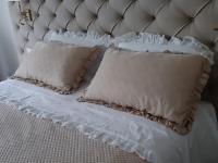 Habitación con cama extragrande y vistas al jardín 