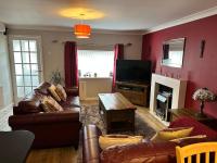 B&B Tredegar - 1 Coach House - 3 bed period cottage built in 1686 - Bed and Breakfast Tredegar
