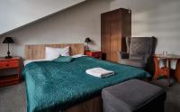 Zimmer mit Kingsize-Bett und Gartenblick.