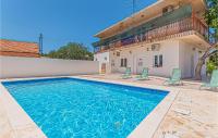 B&B Potege - Beautiful Apartment In Danilo With Outdoor Swimming Pool, Wifi And 2 Bedrooms - Bed and Breakfast Potege