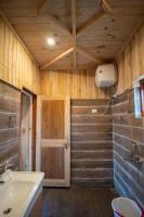 Habitación con cama extragrande y balcón