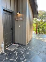 The Midtown Cottage- w/ Private Entrance and Views - B&B