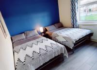 B&B Burton upon Trent - Sherlock's house - 4 spacious bedroom 8 beds Private free parking & WIFI Accessibility Contractors Family with children & pets welcome - Bed and Breakfast Burton upon Trent